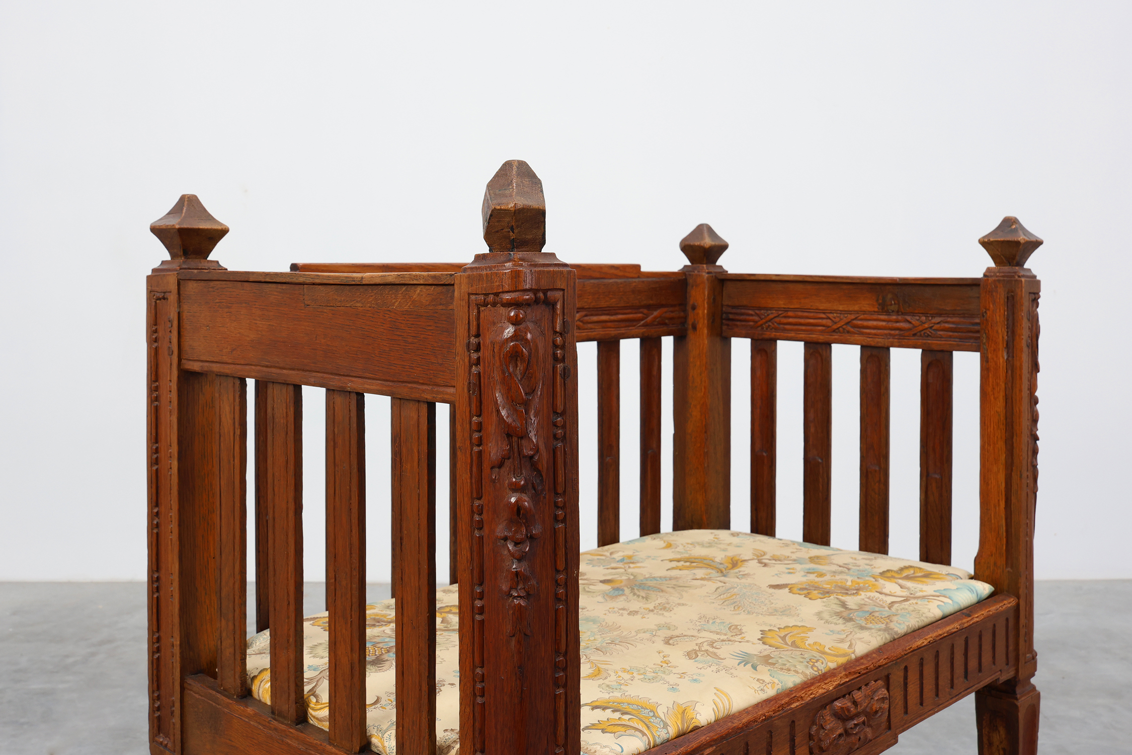 Large Arts & Crafts oak side chair, Belgium ca. 1915 thumbnail